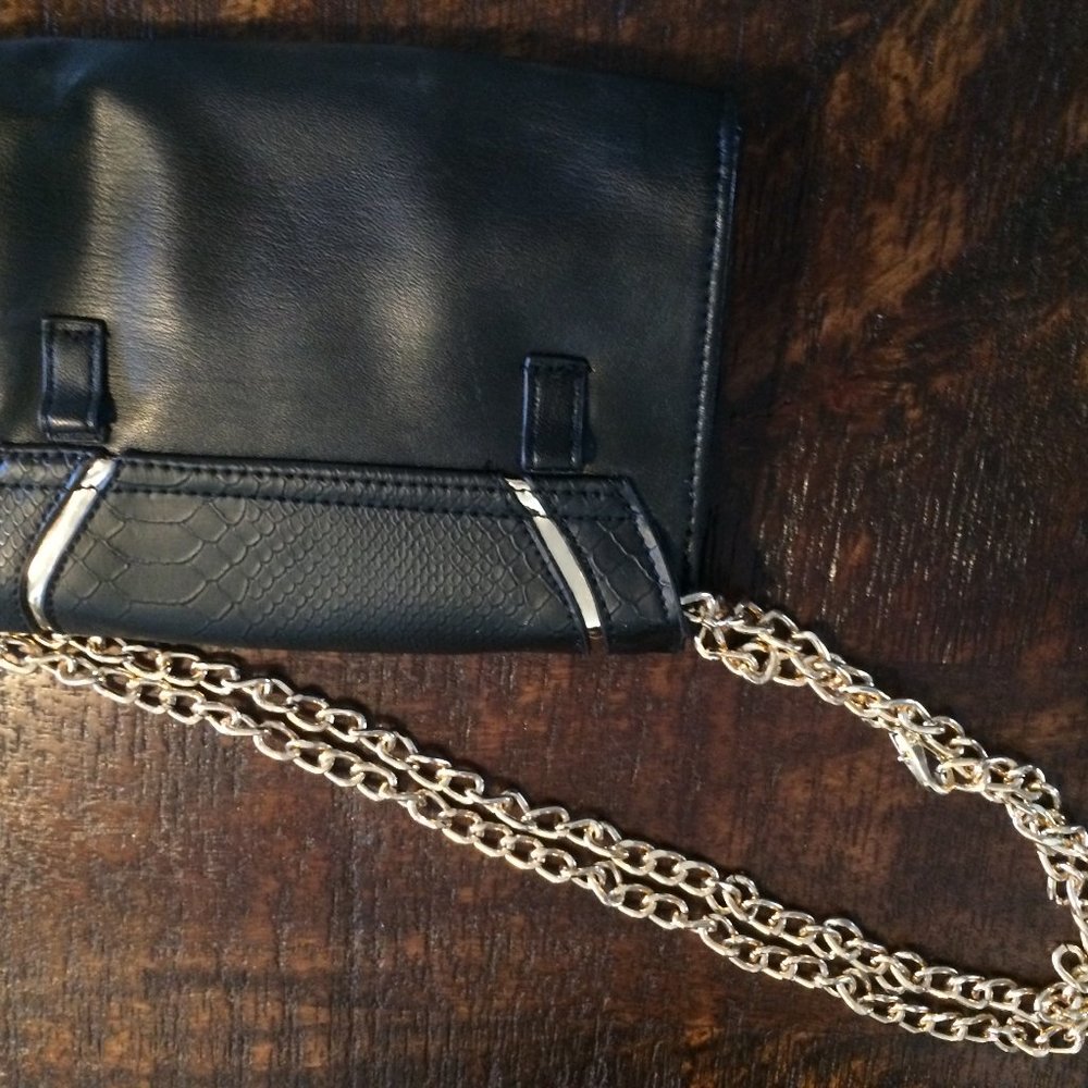 Small black Guess purse with golden chains straps - Picture 2 of 5